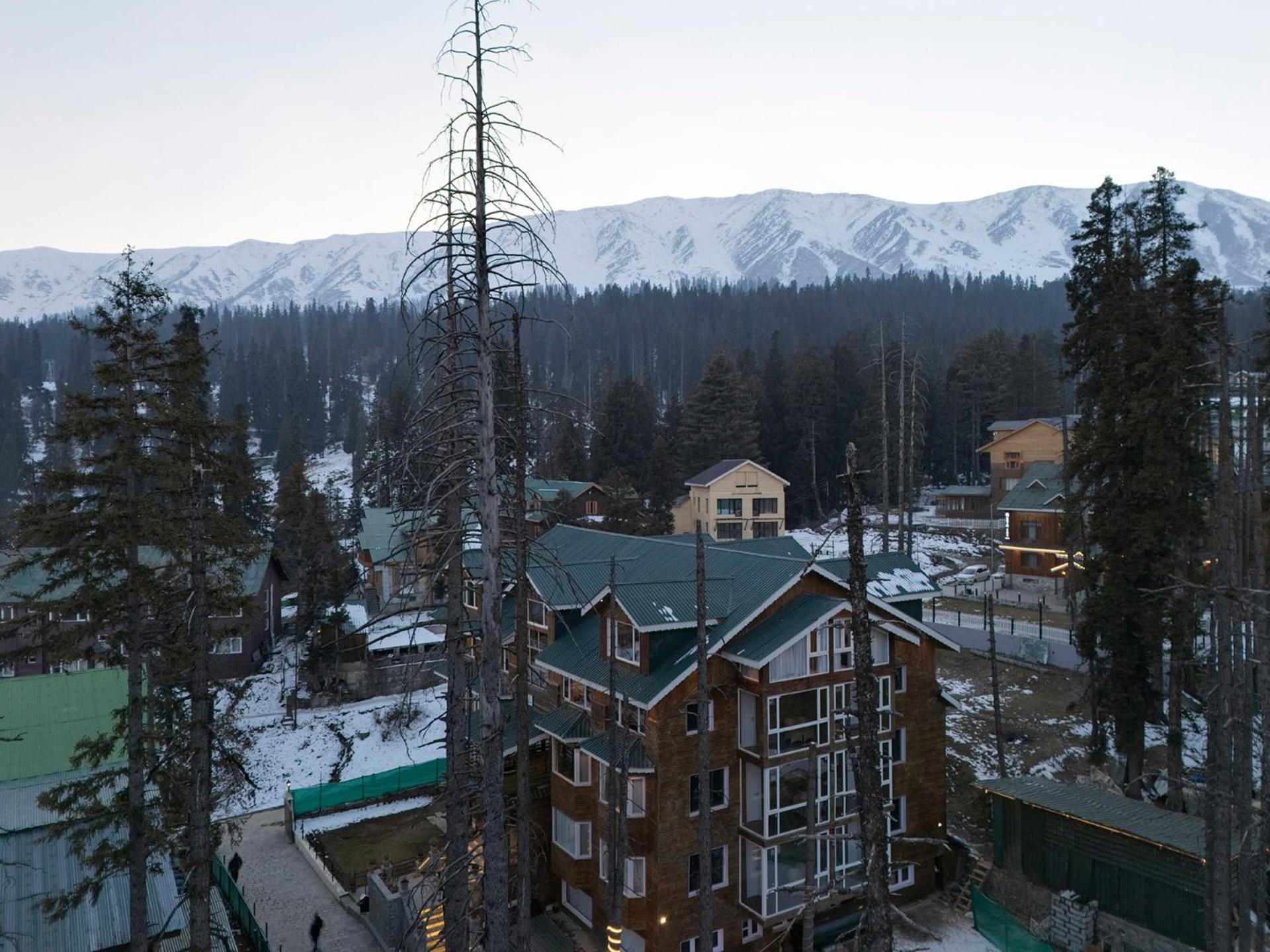 Hotel Pine Spring Gulmarg Exteriör bild