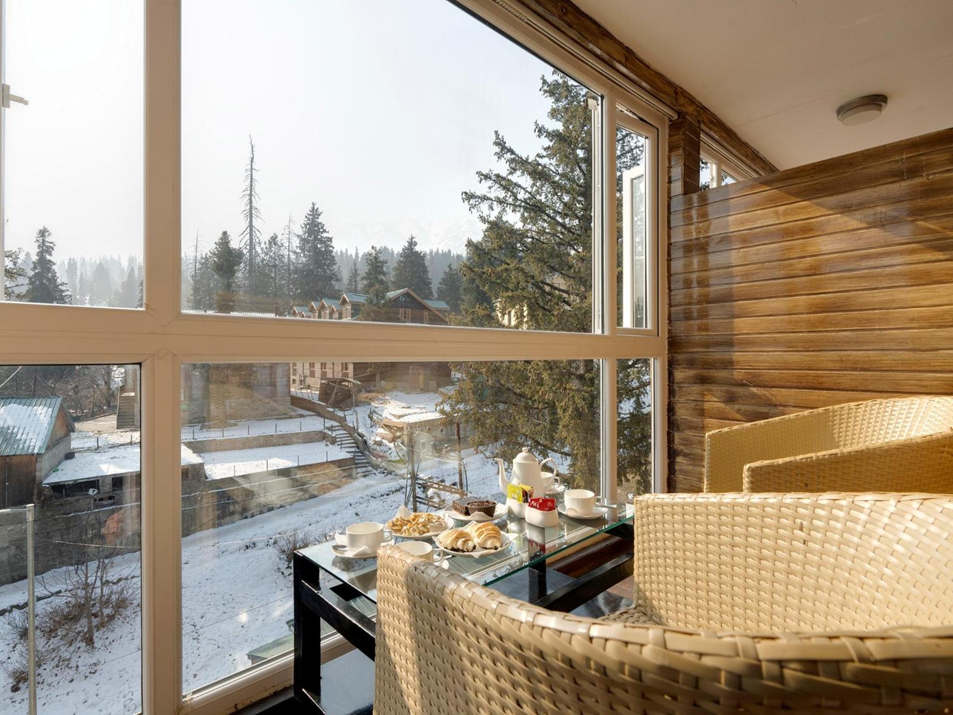 Hotel Pine Spring Gulmarg Exteriör bild