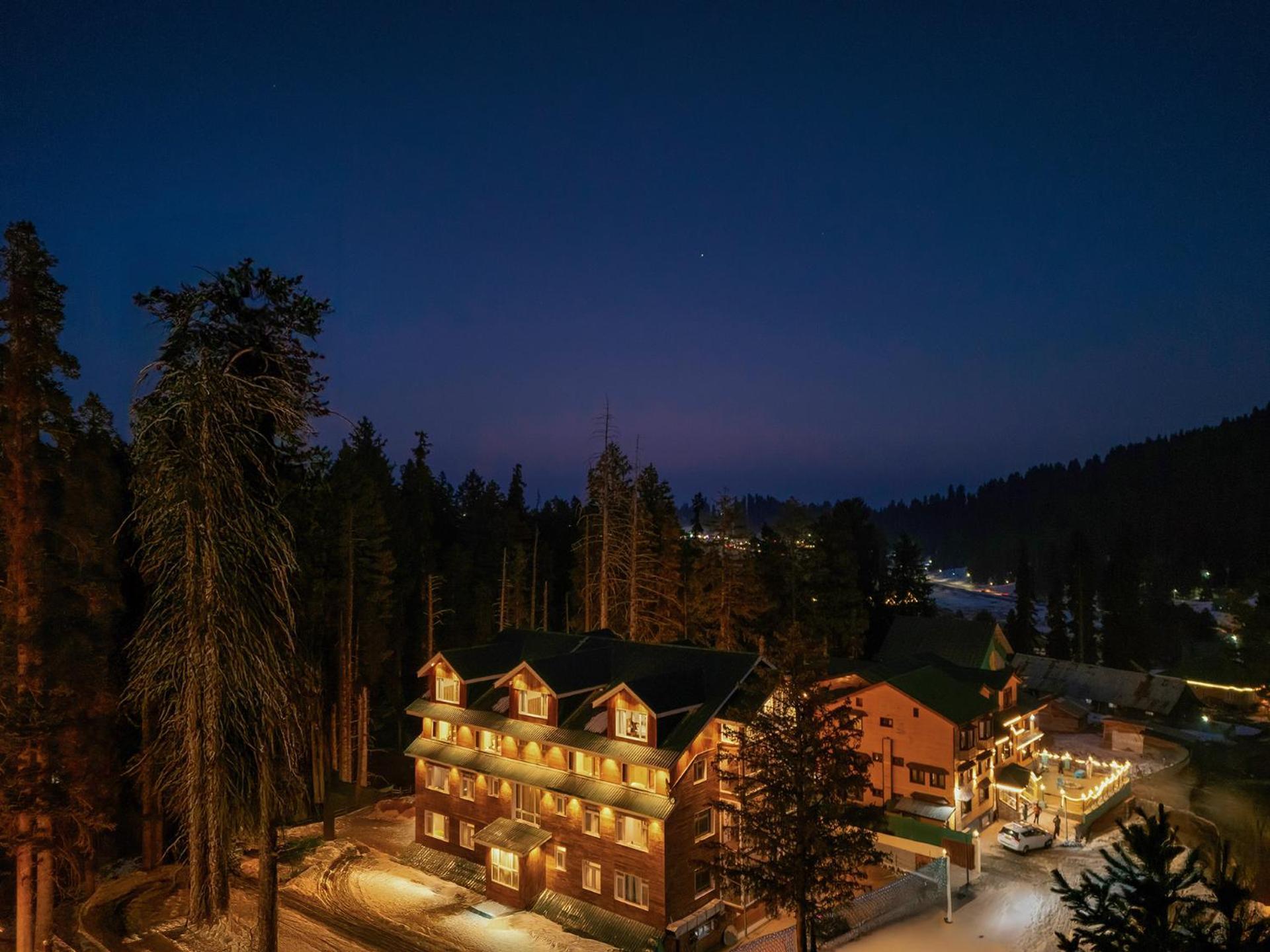Hotel Pine Spring Gulmarg Exteriör bild