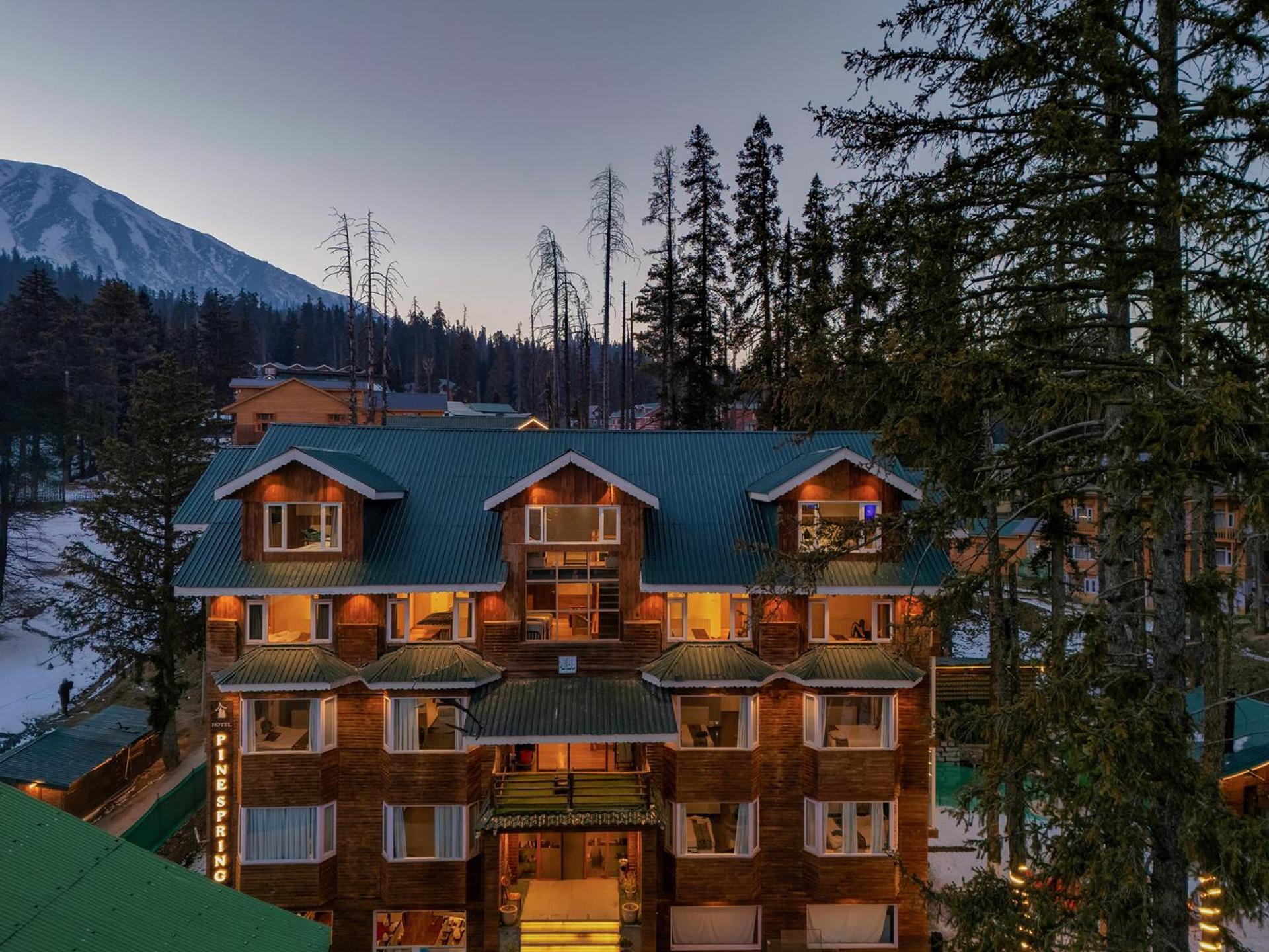 Hotel Pine Spring Gulmarg Exteriör bild