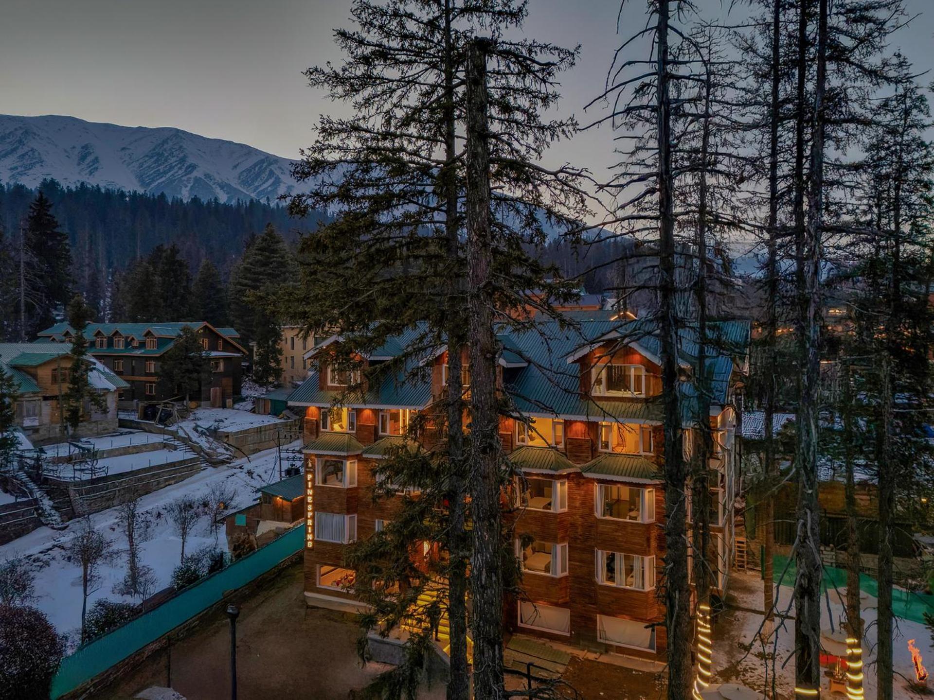 Hotel Pine Spring Gulmarg Exteriör bild
