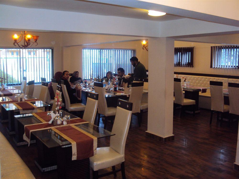 Hotel Pine Spring Gulmarg Exteriör bild